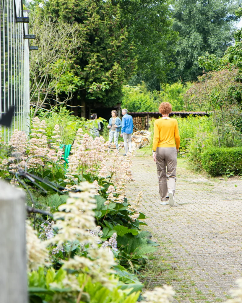 buitenactiviteiten,  struinen en wandelen in de tuin van Hof van Hestia