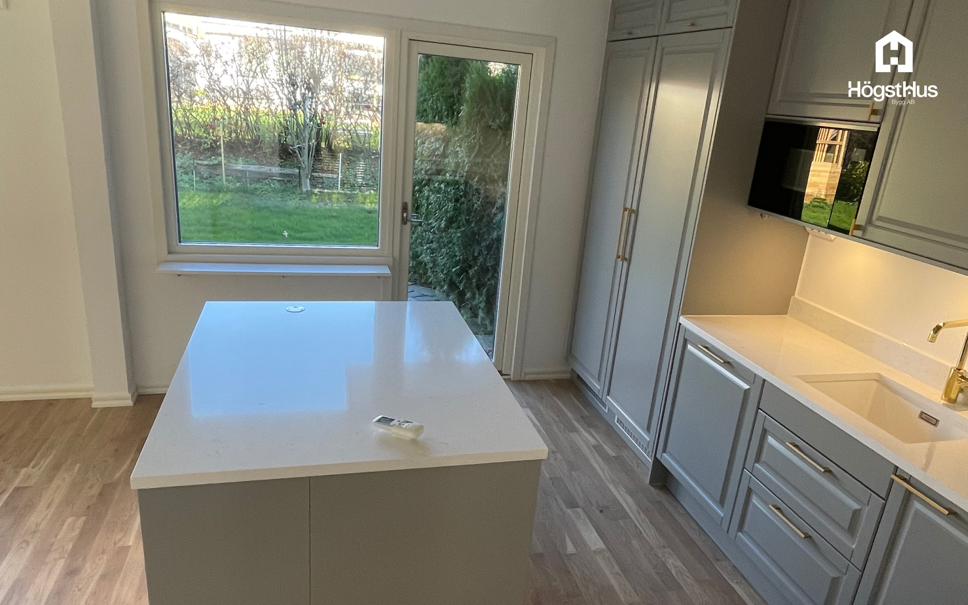 Modernt renoverat vardagsrum i lägenhet från Apartment Renovation
