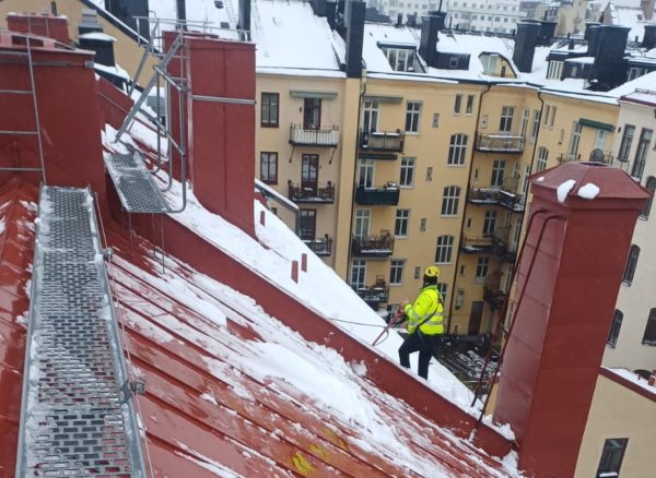 Professionella taksnöborttagningstjänster i Stockholm