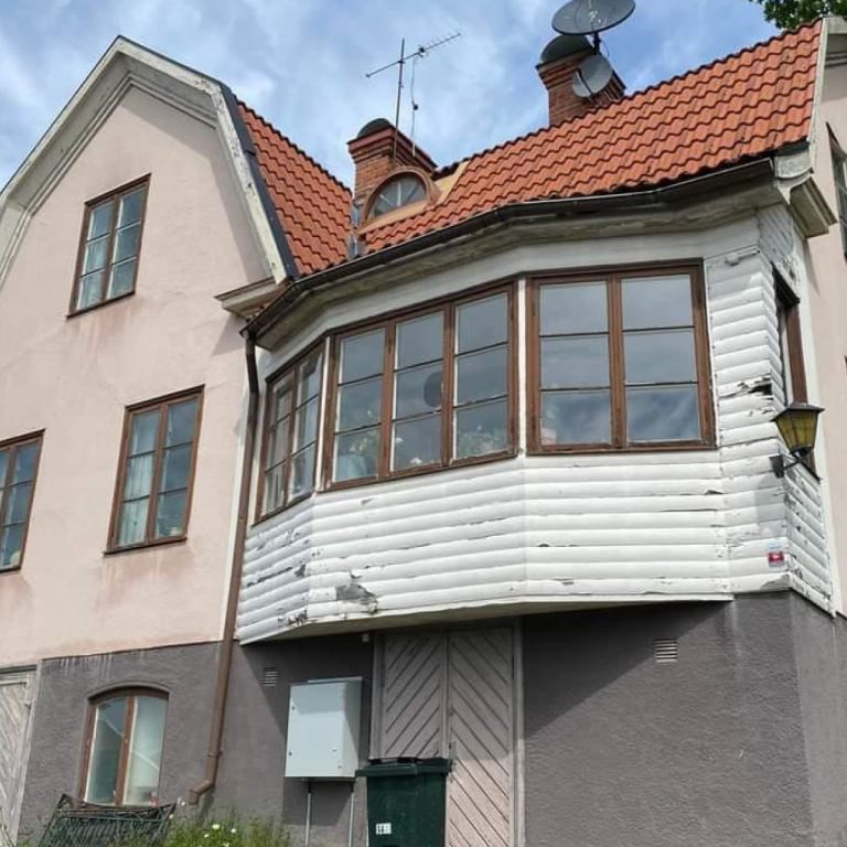 Exteriör av ett hus med stilren design och trädgård