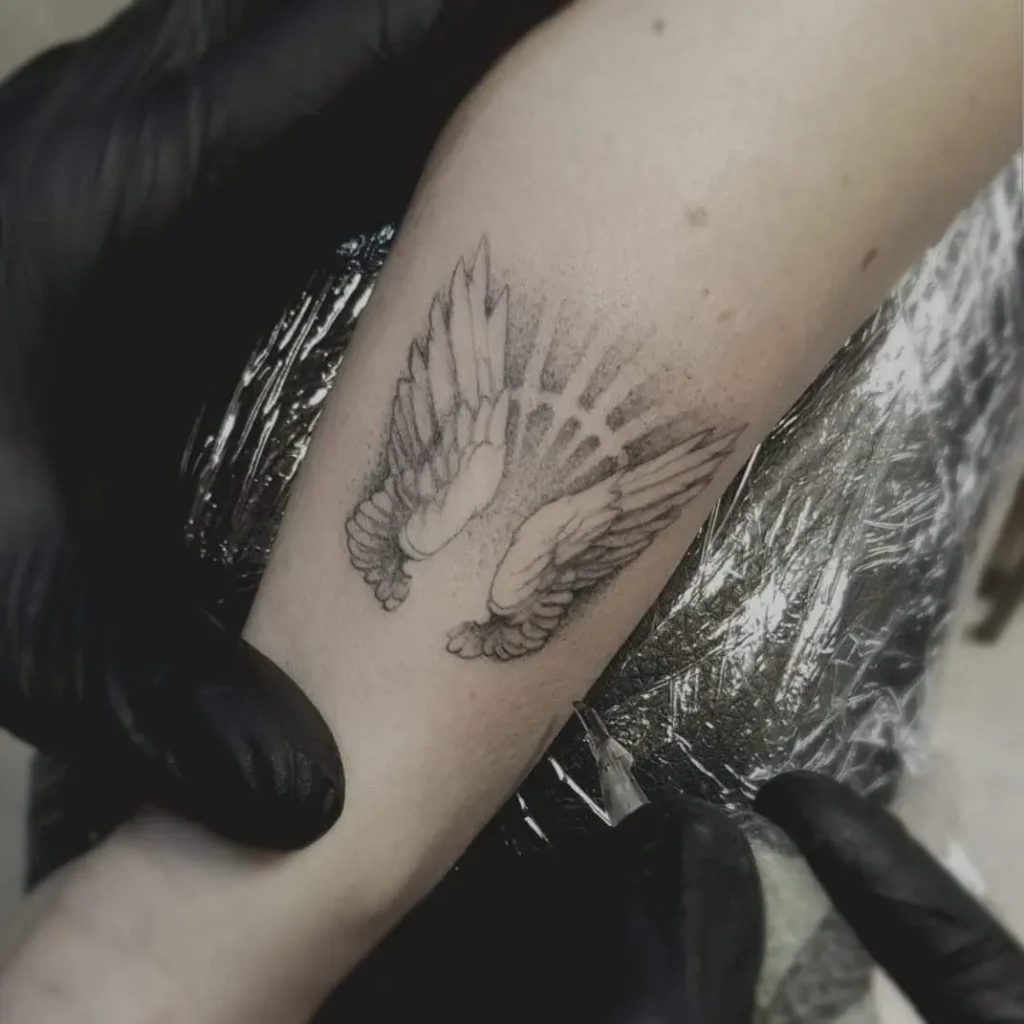 fine line vleugel tattoo