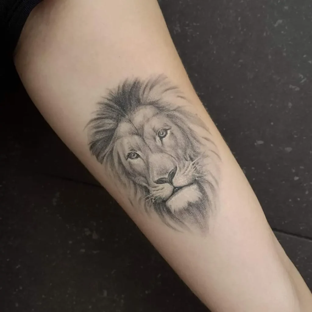 fine line single needle leeuw tattoo