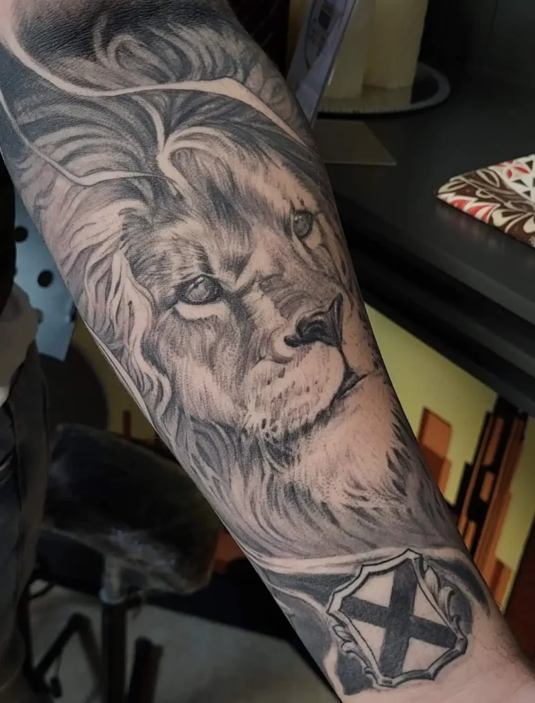 leeuw tattoo black and grey