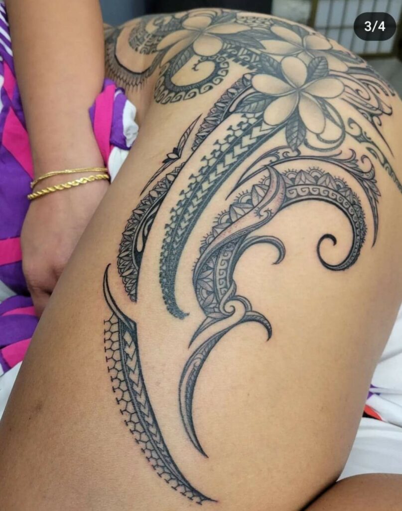 Polynesische tattoo door steve mixed met bloemen en mandala