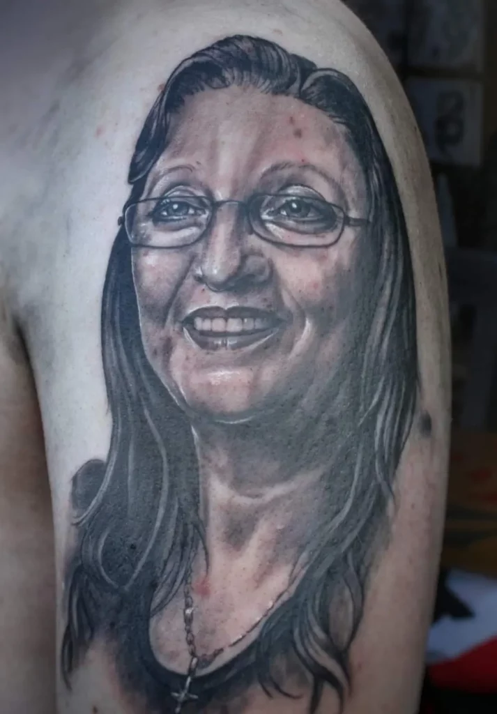 realistisch portret tattoo van een vrouw