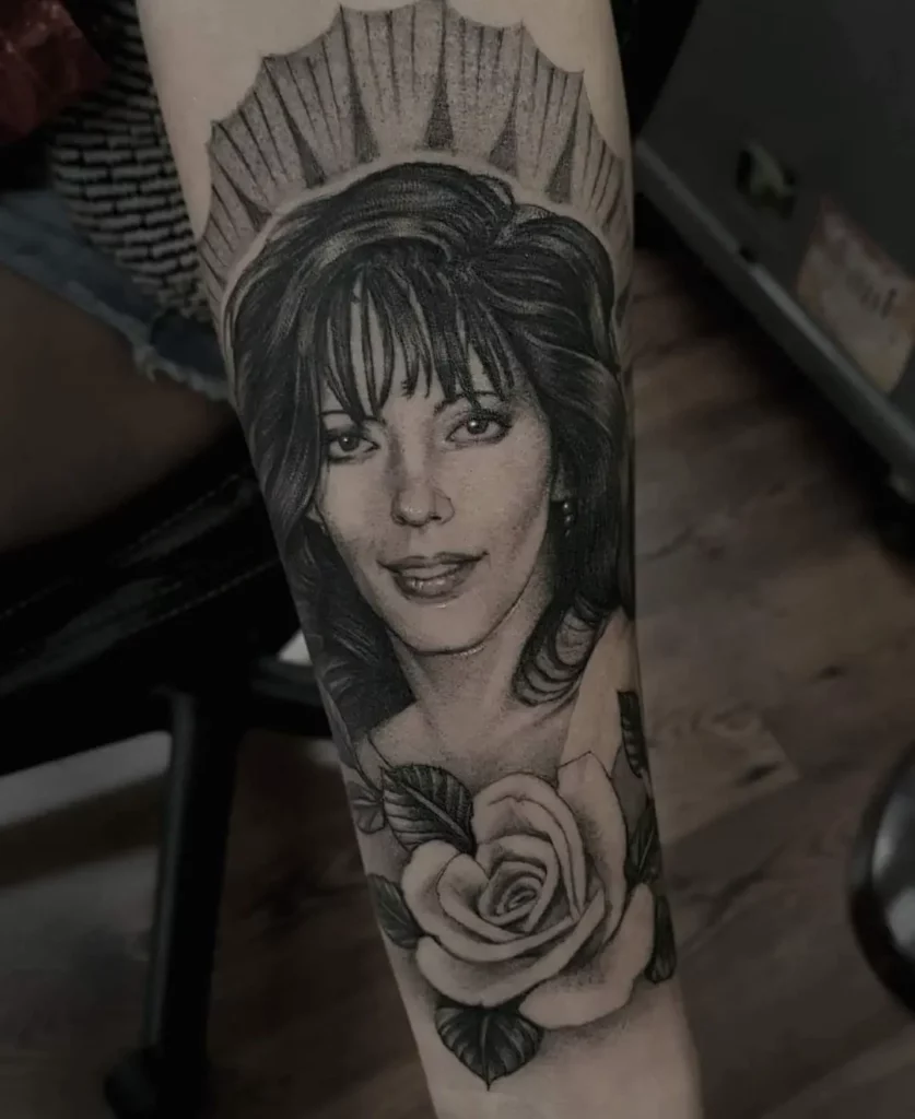 realistische portret tattoo van vrouw met rozen tattoo