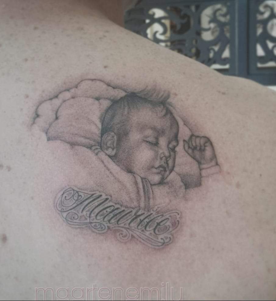 realistisch portret tattoo van een baby