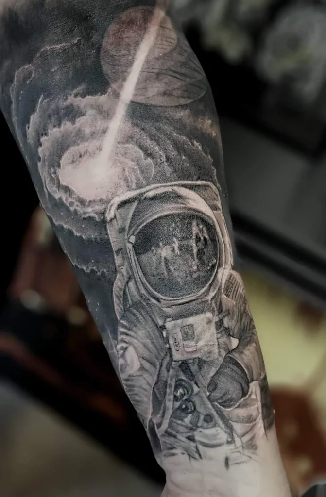 realistisch portret tattoo van een astronaut 