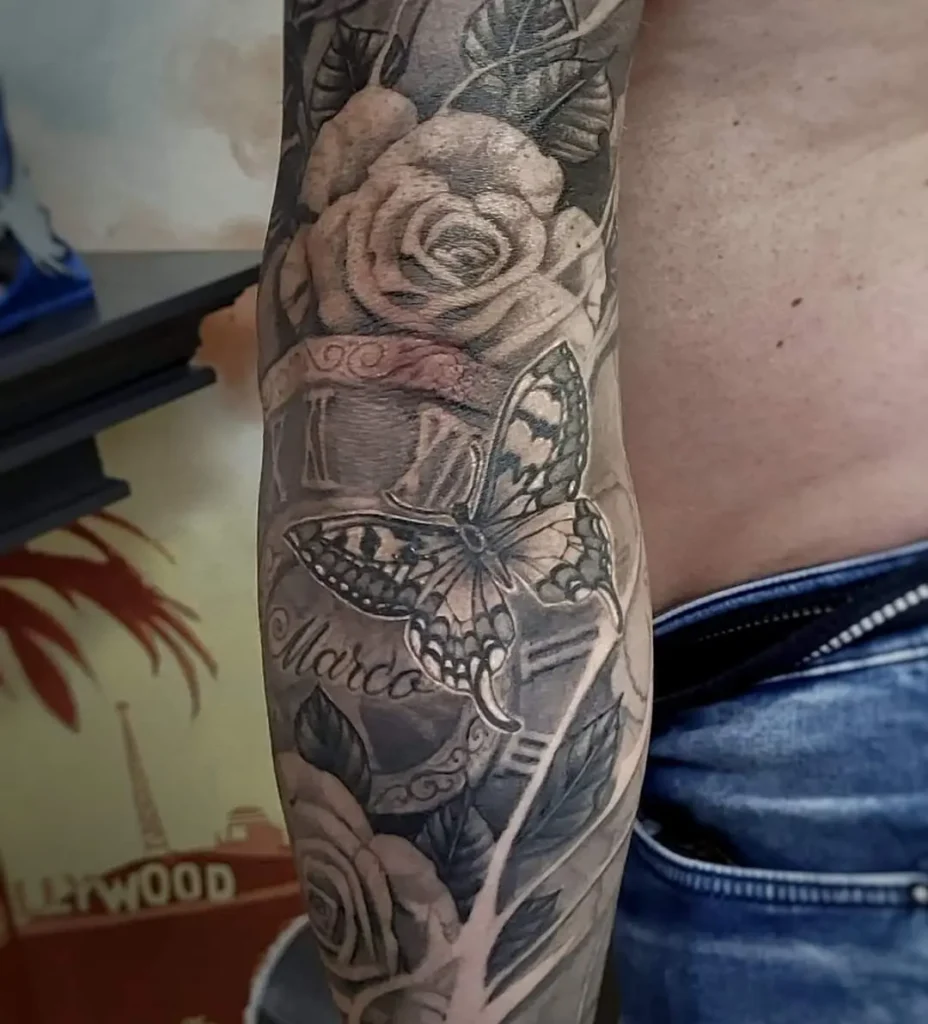 vlinder tattoo met klok en rozen