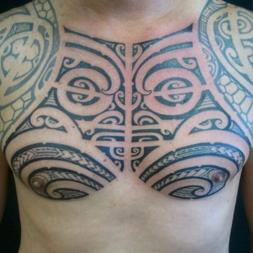 Polynesische tattoo op borst mixed maori marquesan samoan