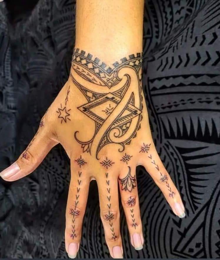Polynesische hand tatoeage