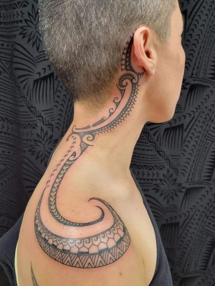 Polynesische nek tattoo