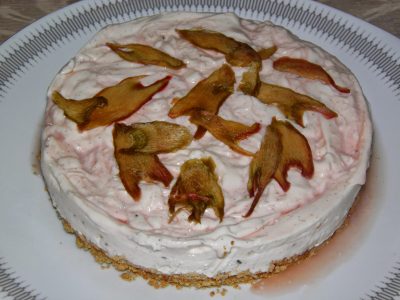 Cheesecake med rabarbersirup