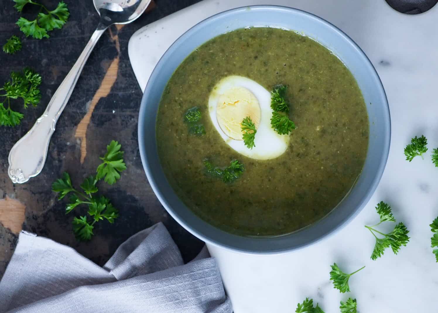 Ærtesuppe med grønkål opskrift