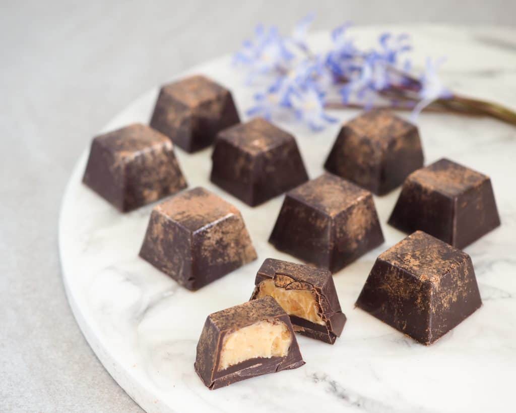 Fyldte chokolader med karamel ganache og peanuts