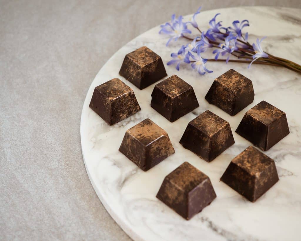 Fyldte chokolader med karamel ganache og peanuts