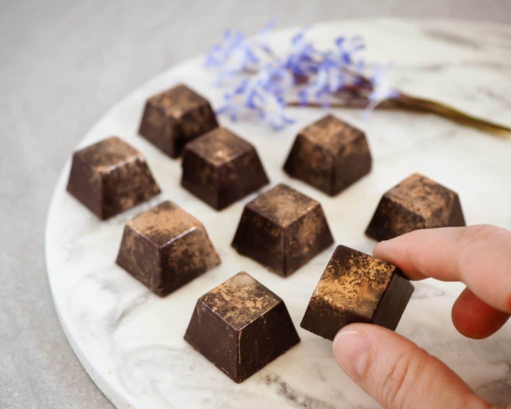 Fyldte chokolader med karamel ganache og peanuts