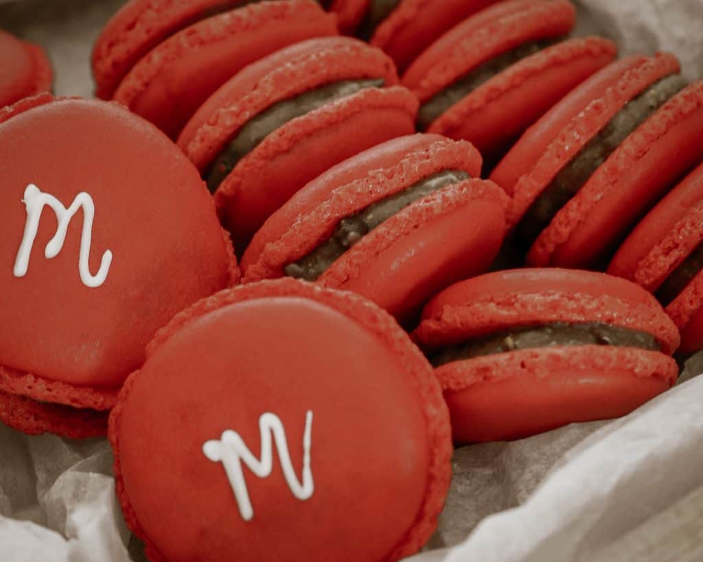 Chokolade macarons med M&M's