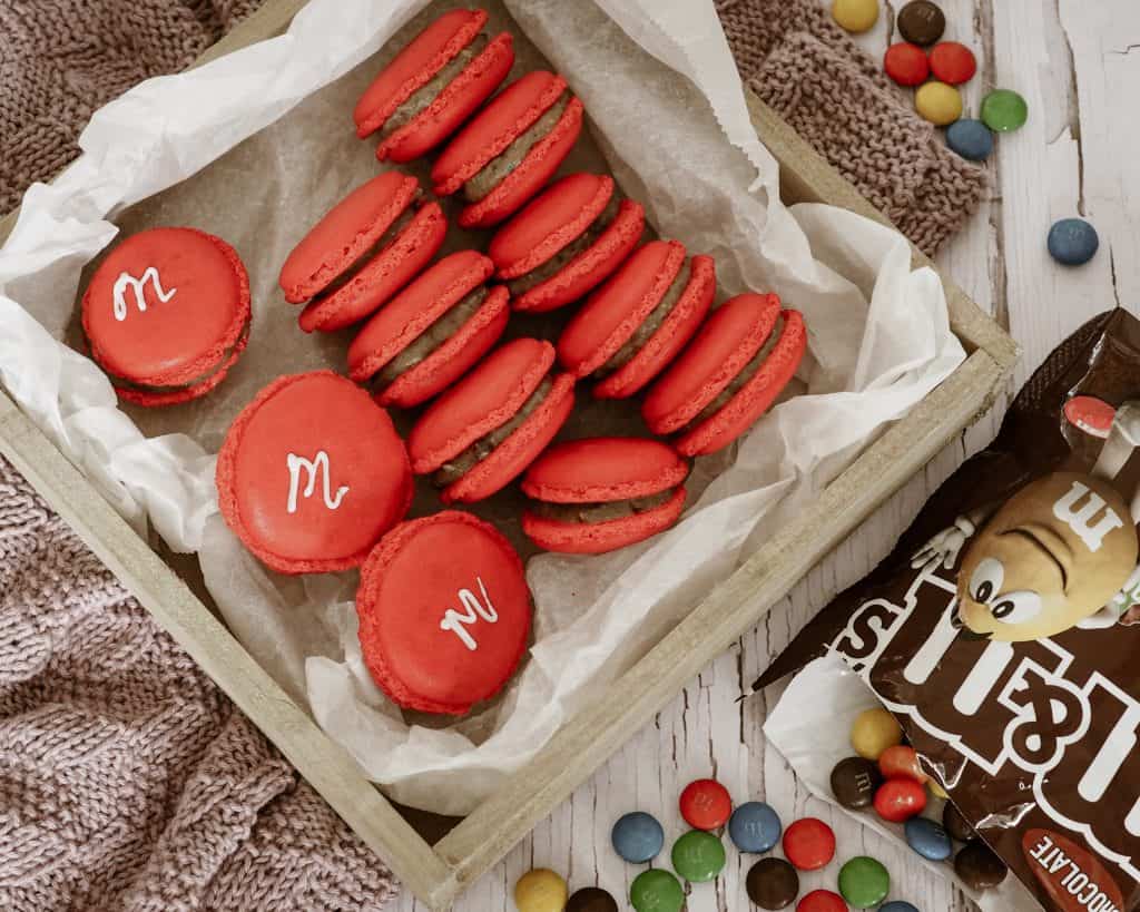 Chokolade macarons med M&M's