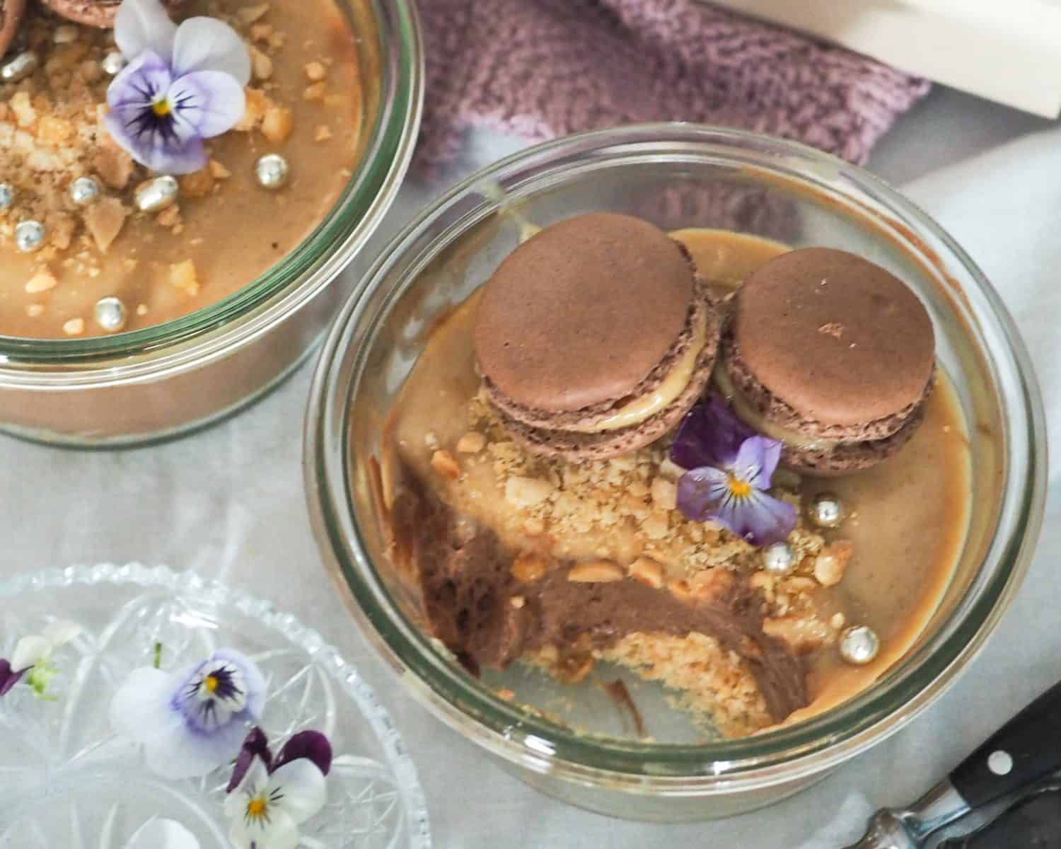 Chokolade macarons med karamel og peanuts