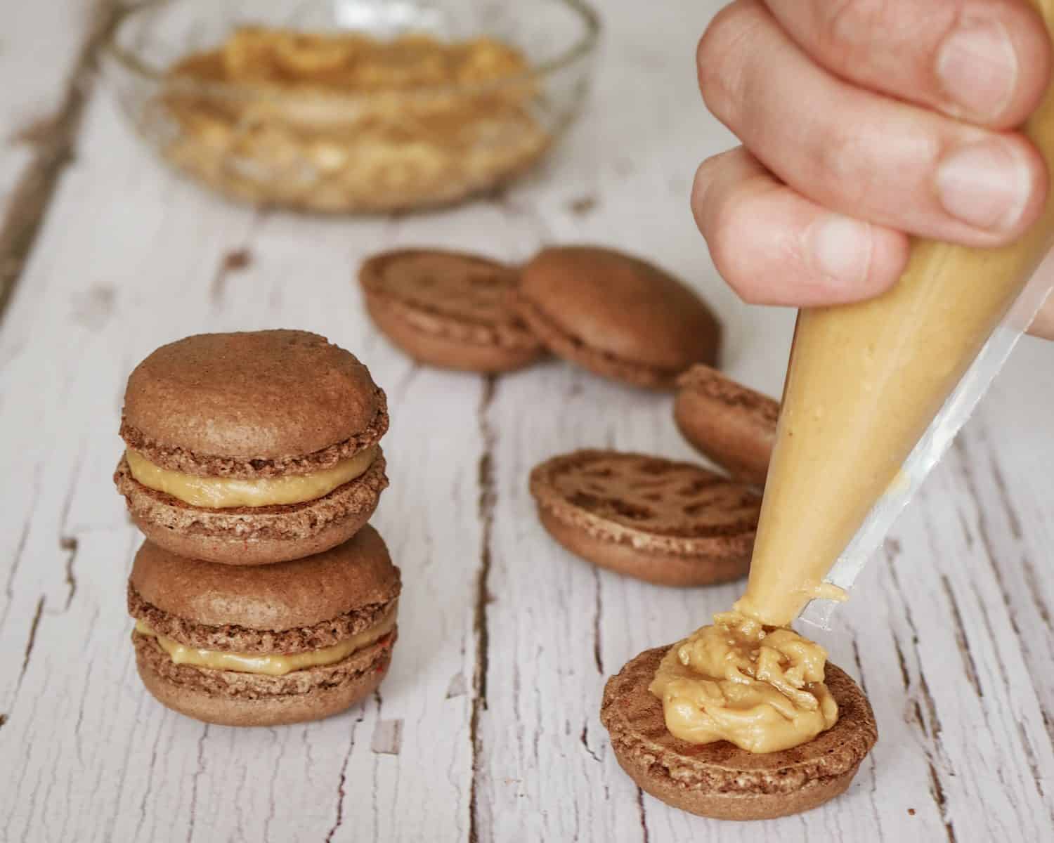 De bedste chokolade macarons med karamel og peanuts Home by Bianca