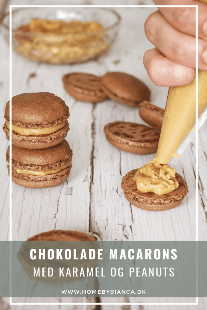 Chokolade macarons med karamel og peanuts