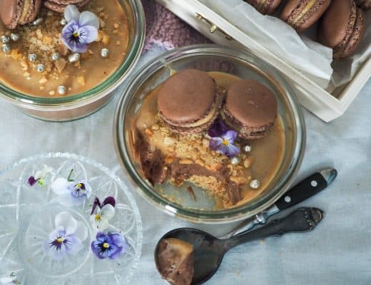 Chokolademousse med karamel og peanuts