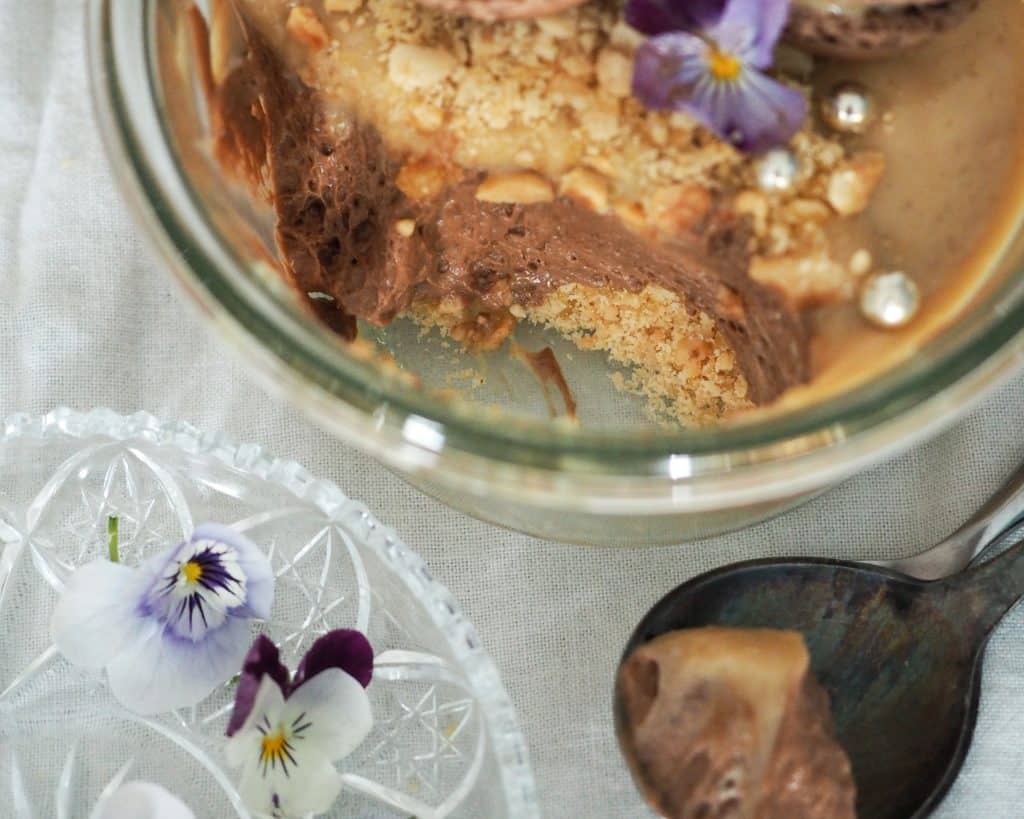 Chokolademousse med karamel og peanuts