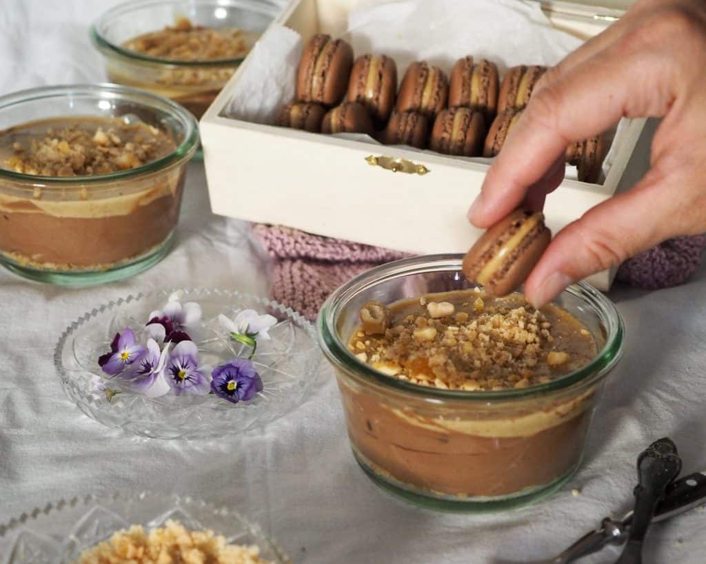 Chokolademousse med karamel og peanuts