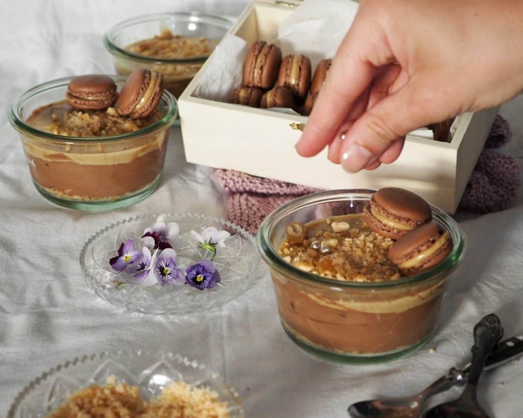 Chokolademousse med karamel og peanuts