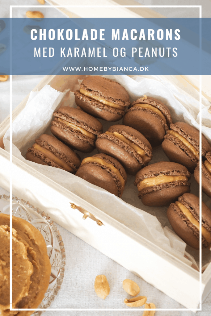 Chokolade macarons med karamel og peanuts