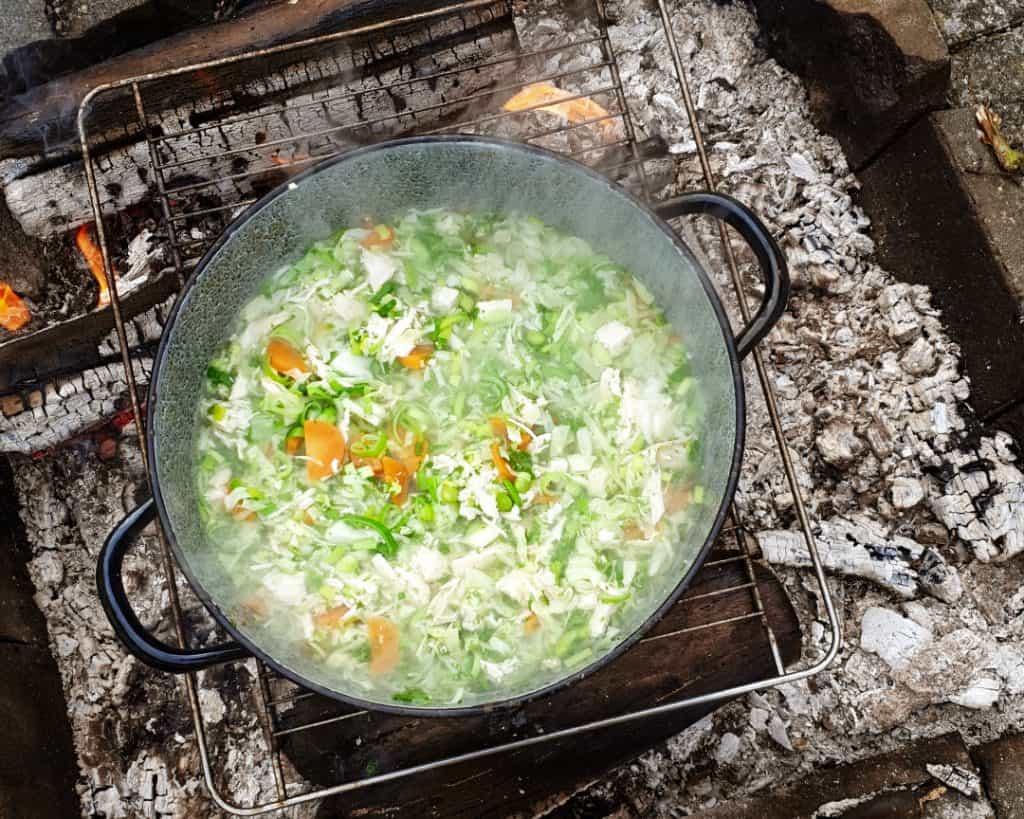 Kyllinge suppe på bål