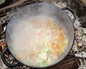 Kyllinge suppe på bål