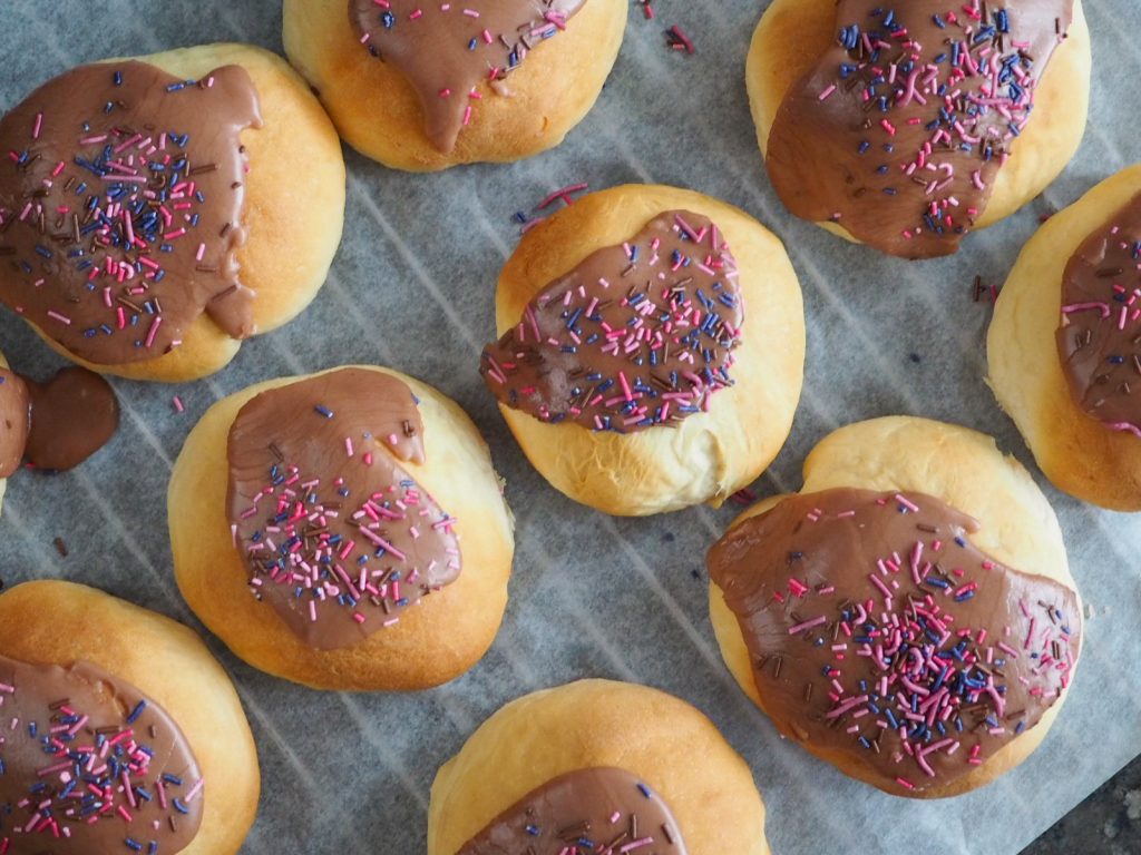 Fastelavnsboller med marcipan, banan og chokolade opskrift