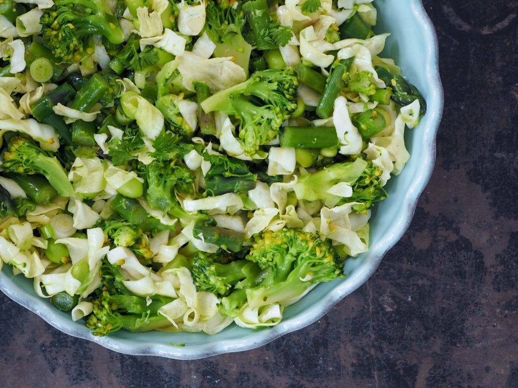 Grøn salat med spidskål og sennepsdressing