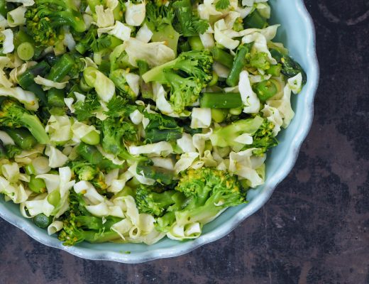 Grøn salat med spidskål og sennepsdressing