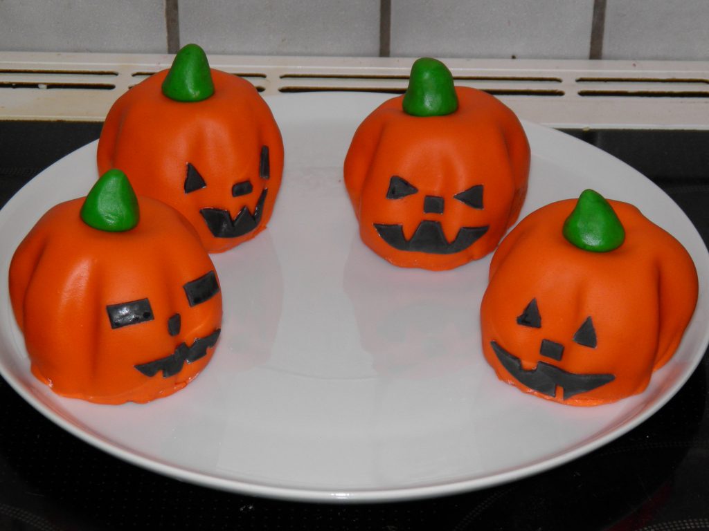 Halloweenkage portionsanrettet