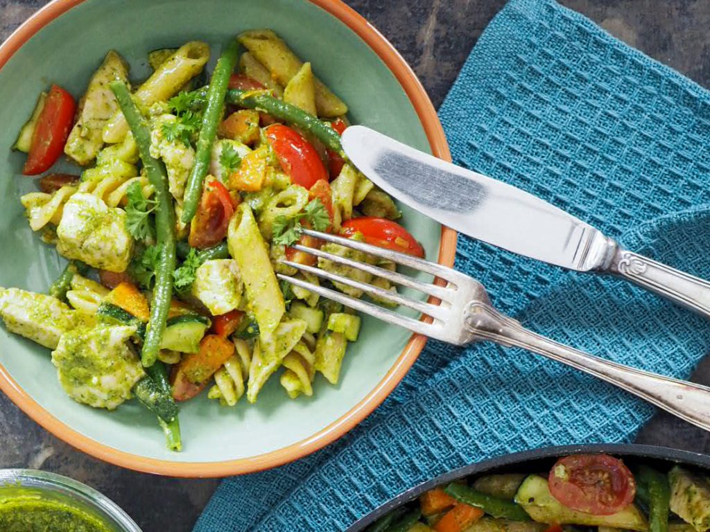 Pasta med pesto og kylling opskrift