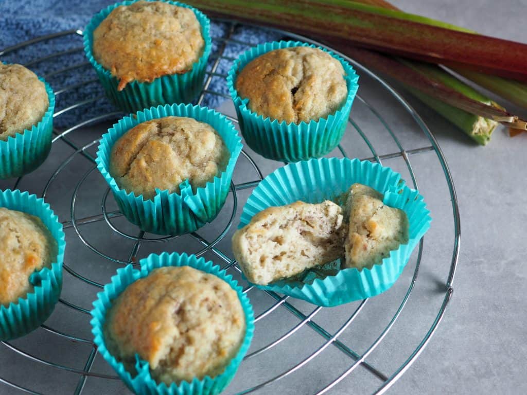 Rabarbersaft rester rabarbermuffins med marcipan