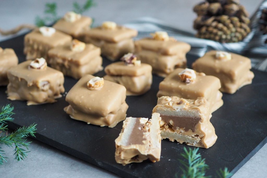 Konfekt med nougat og krokant af hasselnødder