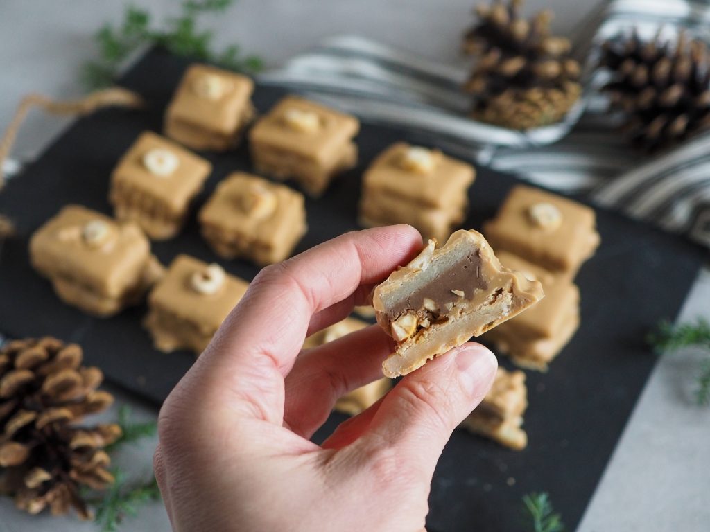 Konfekt med nougat og krokant af hasselnødder