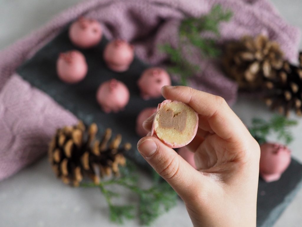 Marcipankugler med nougat overtrukket med ruby chokolade