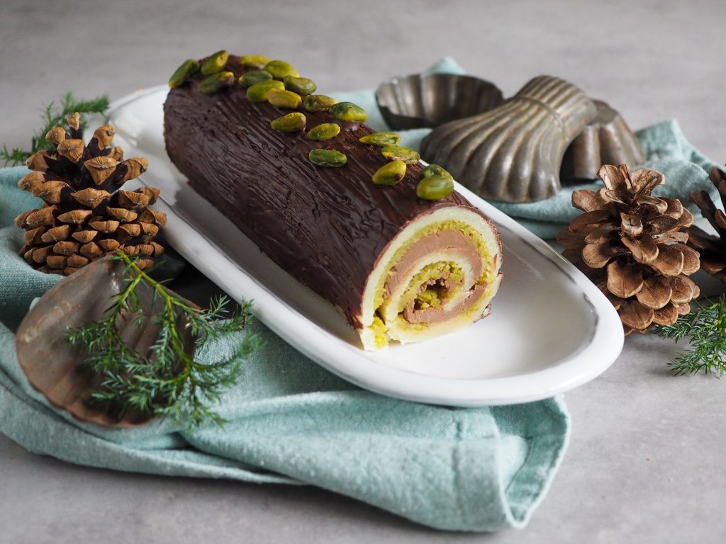 Marcipanroulade med nougat og pistacie