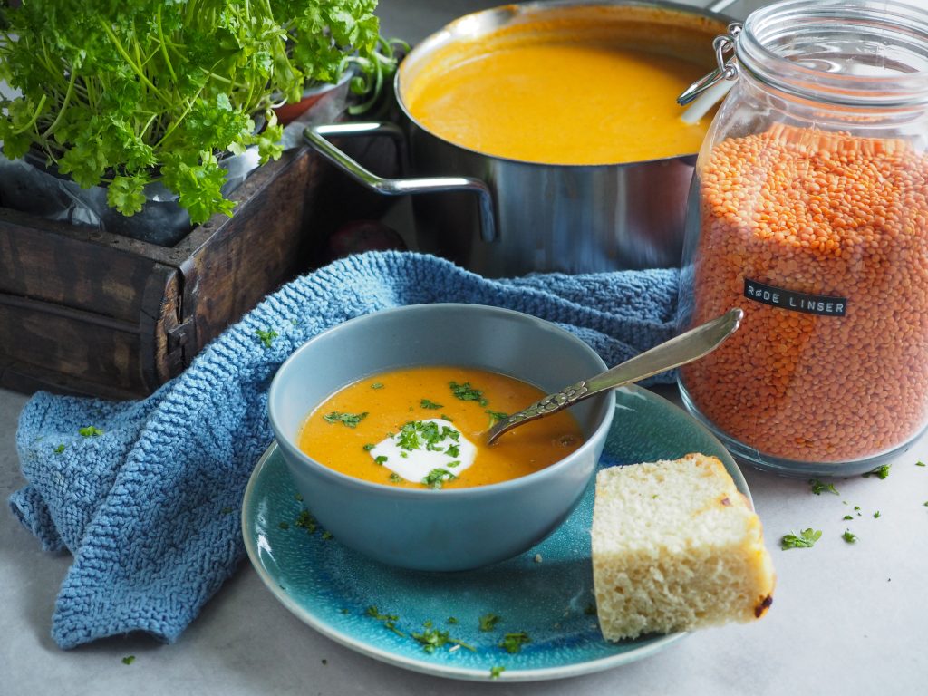 Rød linsesuppe med kokosmælk opskrift