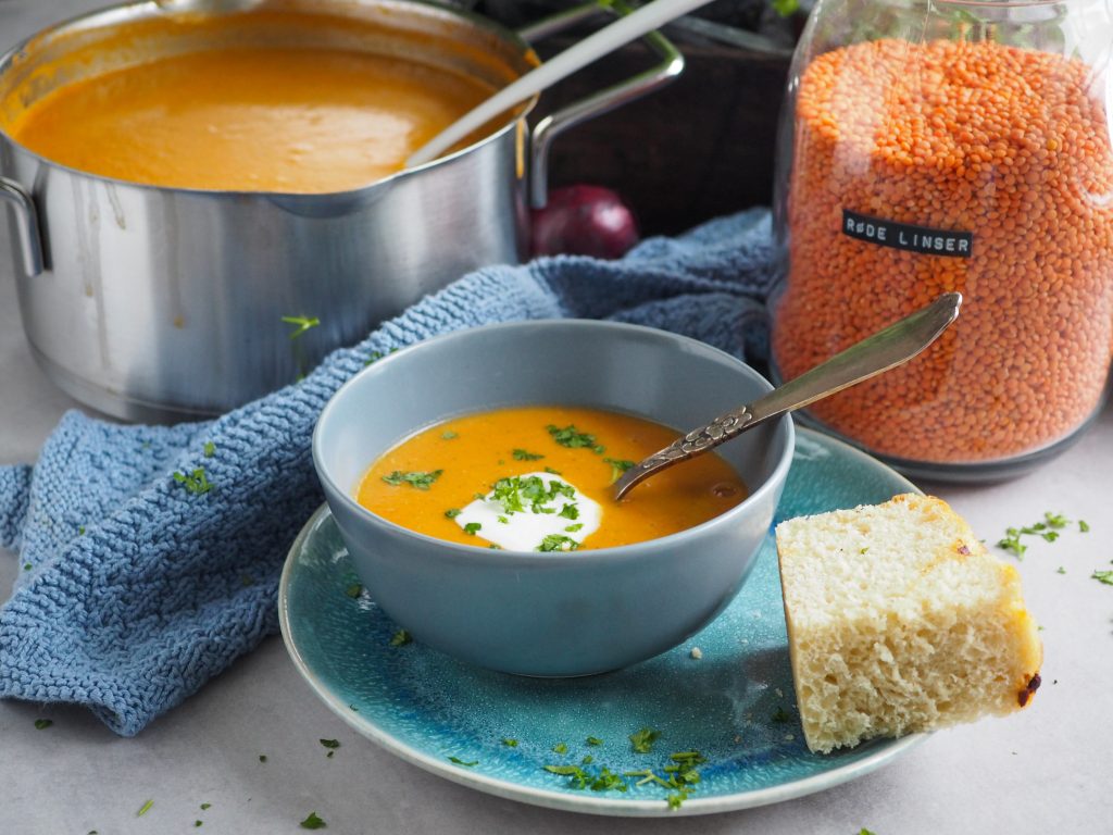 Rød linsesuppe med kokosmælk opskrift