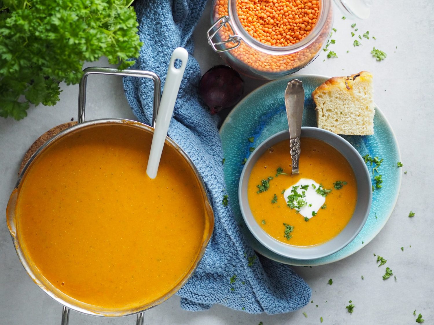 Rød linsesuppe med kokosmælk opskrift