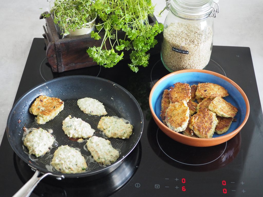 Risfrikadeller med feta opskrift