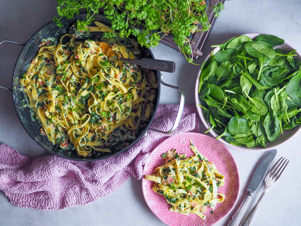 Pasta med spinat og bacon opskrift