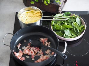 Pasta med spinat og bacon opskrift