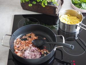 Pasta med spinat og bacon opskrift